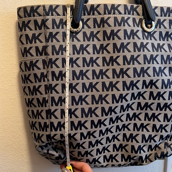 Michael Kors Navy Blue Bag / Laptop Book Bag, only used maybe twice - Picture 9 of 10
